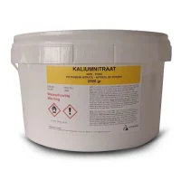 Bucket with 2.5 kg of fine white potassium nitrate powder.