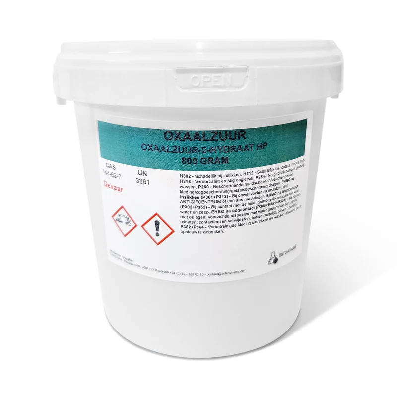 White bucket with 800 grams of oxalic acid, safety warnings and chemical information on the label.