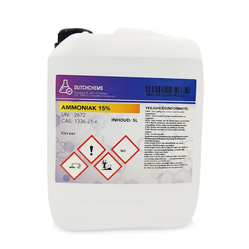 Witte jerrycan met een etiket dat 15% ammoniakoplossing aangeeft, inclusief internationale gevaarsymbolen.