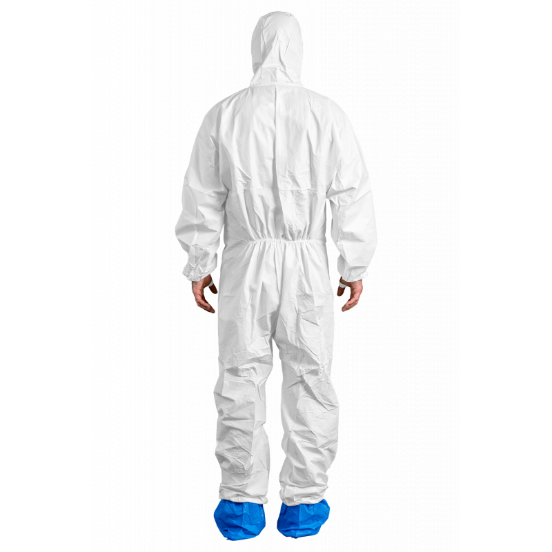 Witte PROTEC Classic beschermoverall met capuchon, gedragen door man met blauwe overschoenen