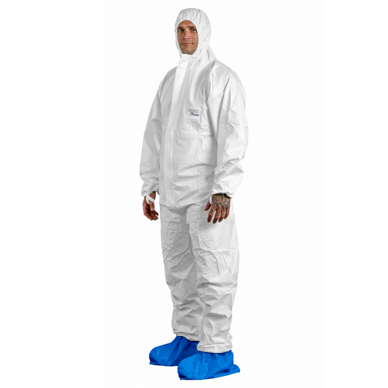 Witte PROTEC Classic beschermoverall met capuchon, gedragen door man met blauwe overschoenen
