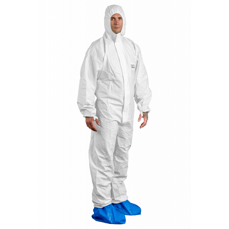 Witte PROTEC Classic beschermoverall met capuchon, gedragen door man met blauwe overschoenen