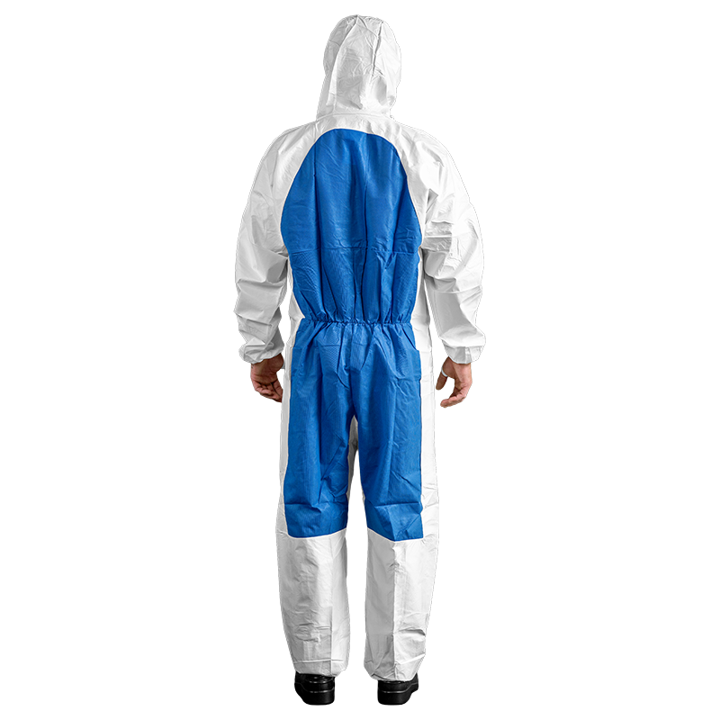 Man in Protec Comfort wit/blauw chemisch beschermpak met capuchon en elastische afwerking.