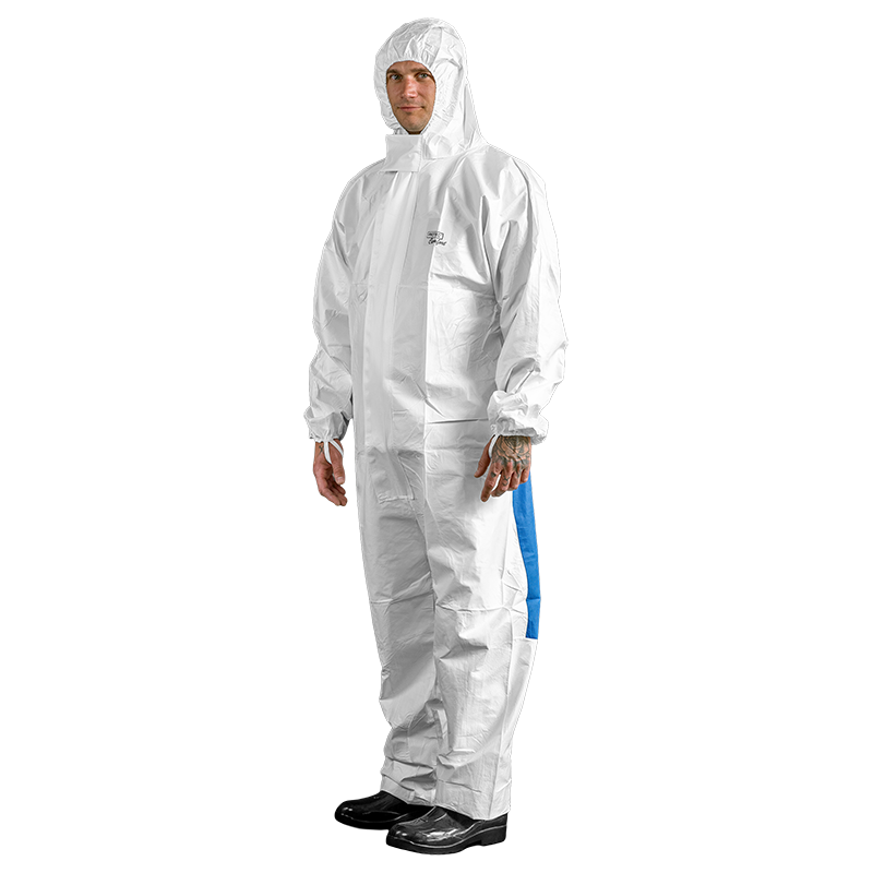 Man in Protec Comfort wit/blauw chemisch beschermpak met capuchon en elastische afwerking.