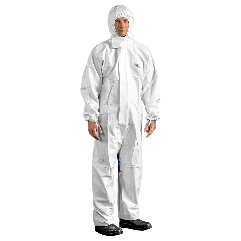 Man in Protec Comfort wit/blauw chemisch beschermpak met capuchon en elastische afwerking.