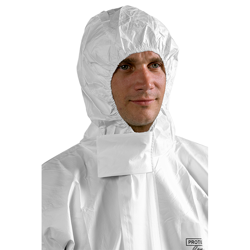 Man in Protec Comfort wit/blauw chemisch beschermpak met capuchon en elastische afwerking.