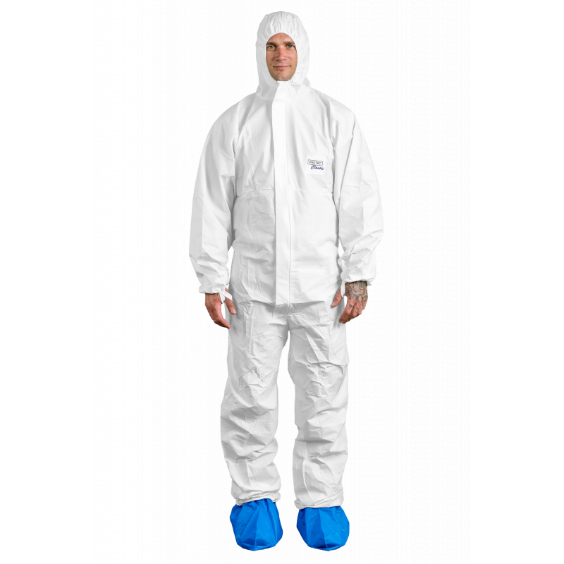 Witte PROTEC Classic beschermoverall met capuchon, gedragen door man met blauwe overschoenen