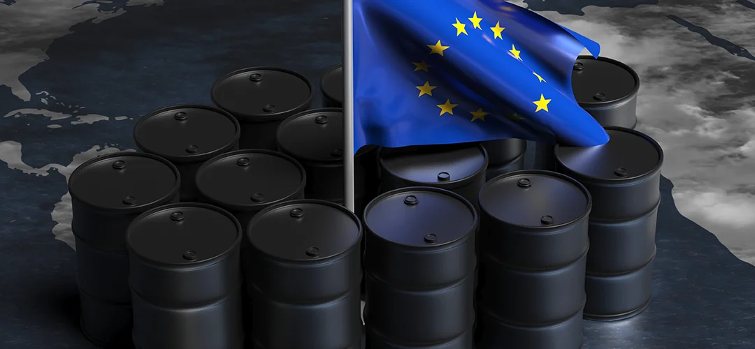 Zwarte chemievaten met een wapperende Europese Unie-vlag erbovenop, symbool voor Europese regelgeving zoals REACH, CLP en ADR.