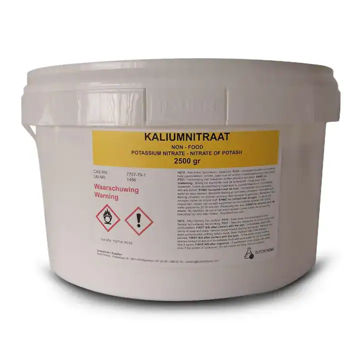 Bucket containing 2.5 kg of fine white potassium nitrate powder.