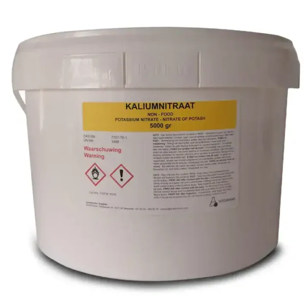 Bucket containing 5 kg of fine white potassium nitrate powder.
