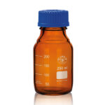 Amber-colored graduated laboratory bottle with GL45 thread, borosilicate 3.3